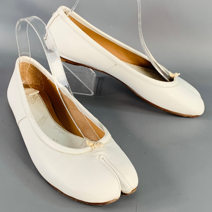 MAISON MARGIELA Size 8 White Leather Tabi Flats
