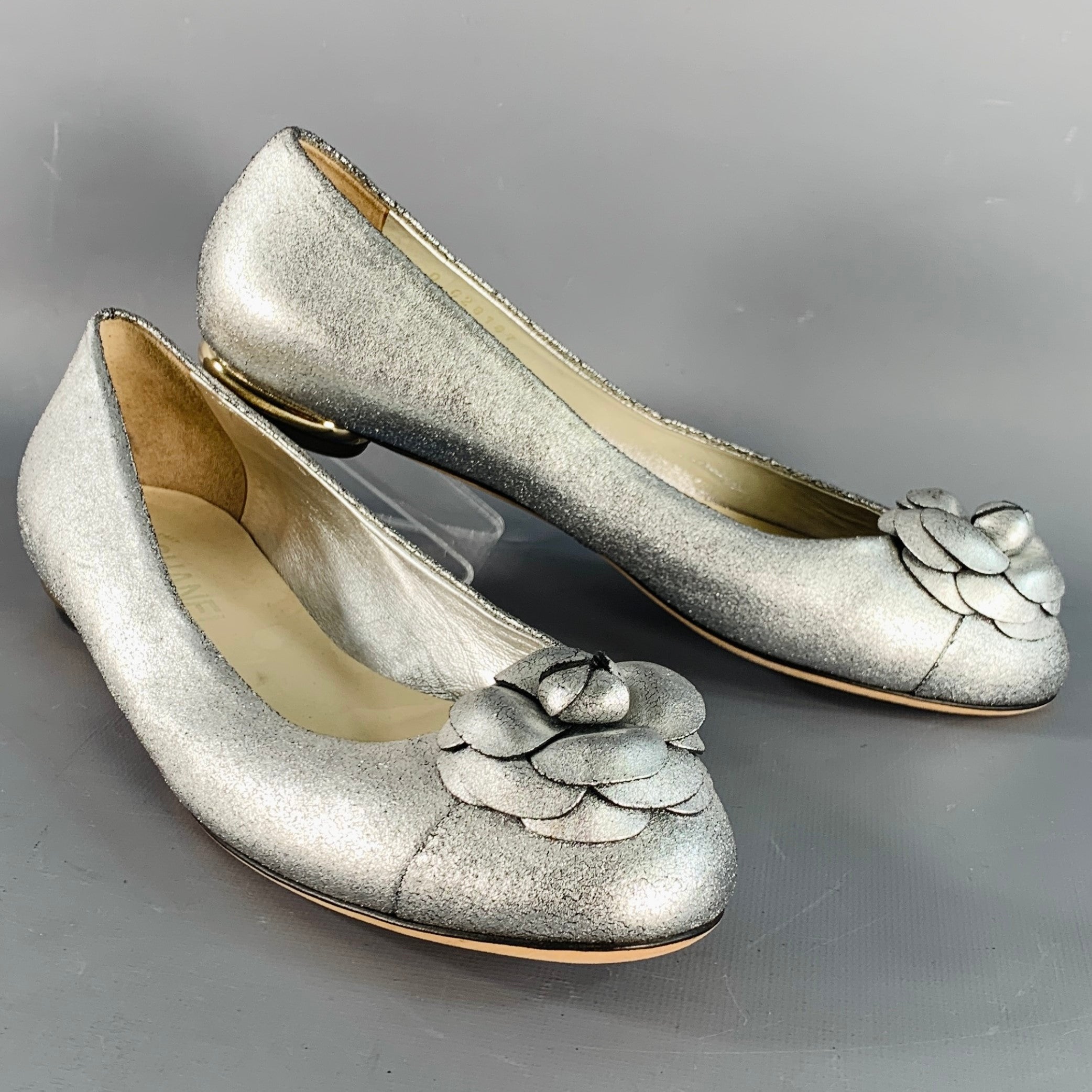 CHANEL バレリーナ シルバー CHANEL Size 10.5 Silver Metallic Textured Suede Ballet Flats – Sui