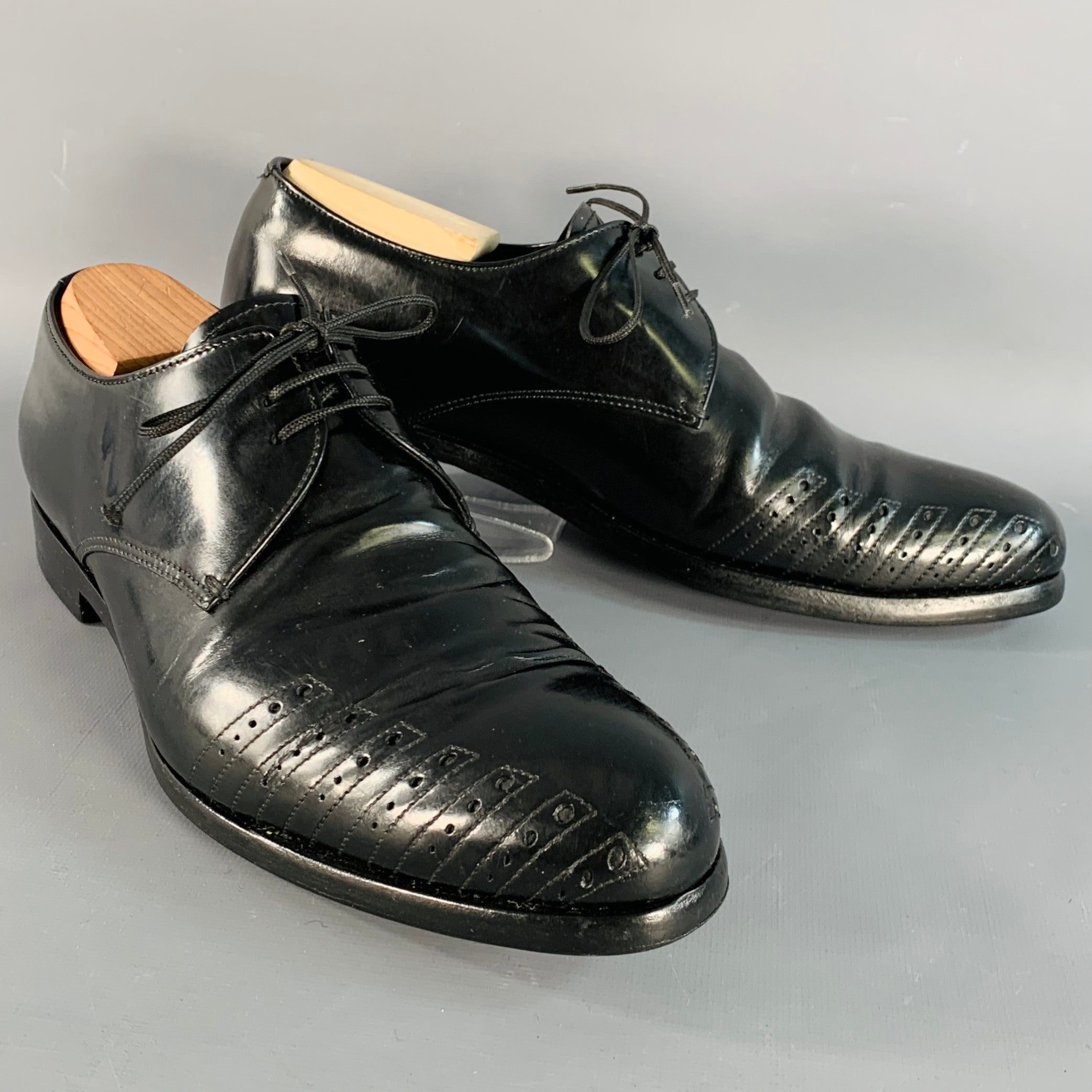 靴 90s-00s prada derby leather shoes 7 PRADA Size 7 Black Perforated Leather Derby Lace-Up Shoes – Sui