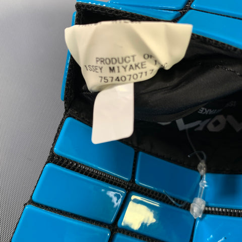 BOA BOA ISSEY MIYAKE SS2023 Blue Black Triangle Card Case