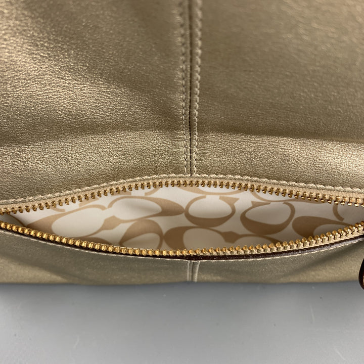 COACH Bolso clutch de cuero dorado