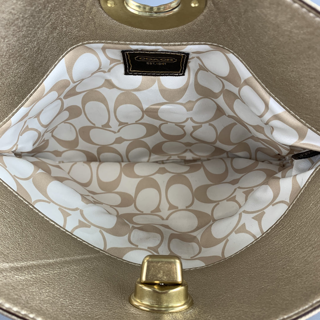 COACH Bolso clutch de cuero dorado