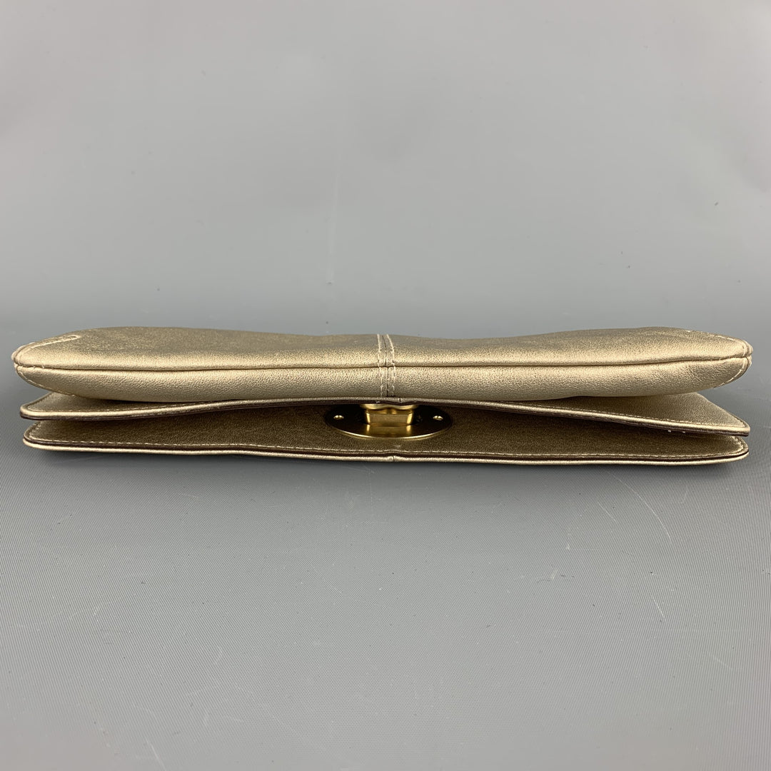 COACH Bolso clutch de cuero dorado