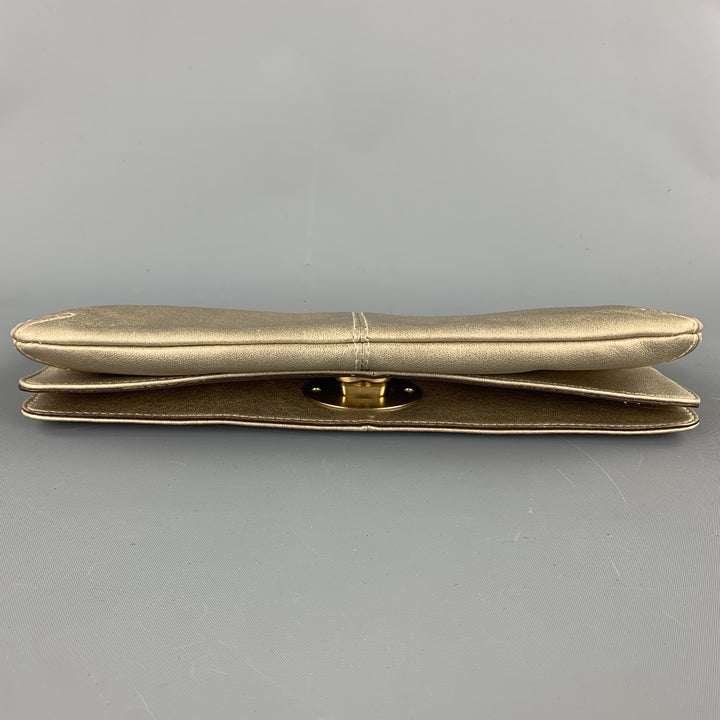 COACH Bolso clutch de cuero dorado