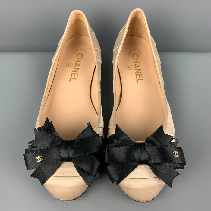 CHANEL Talla 7.5 Zapatos planos plisados de seda beige