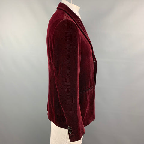 Side view of burgundy and black houndstooth sport coat on mannequin.