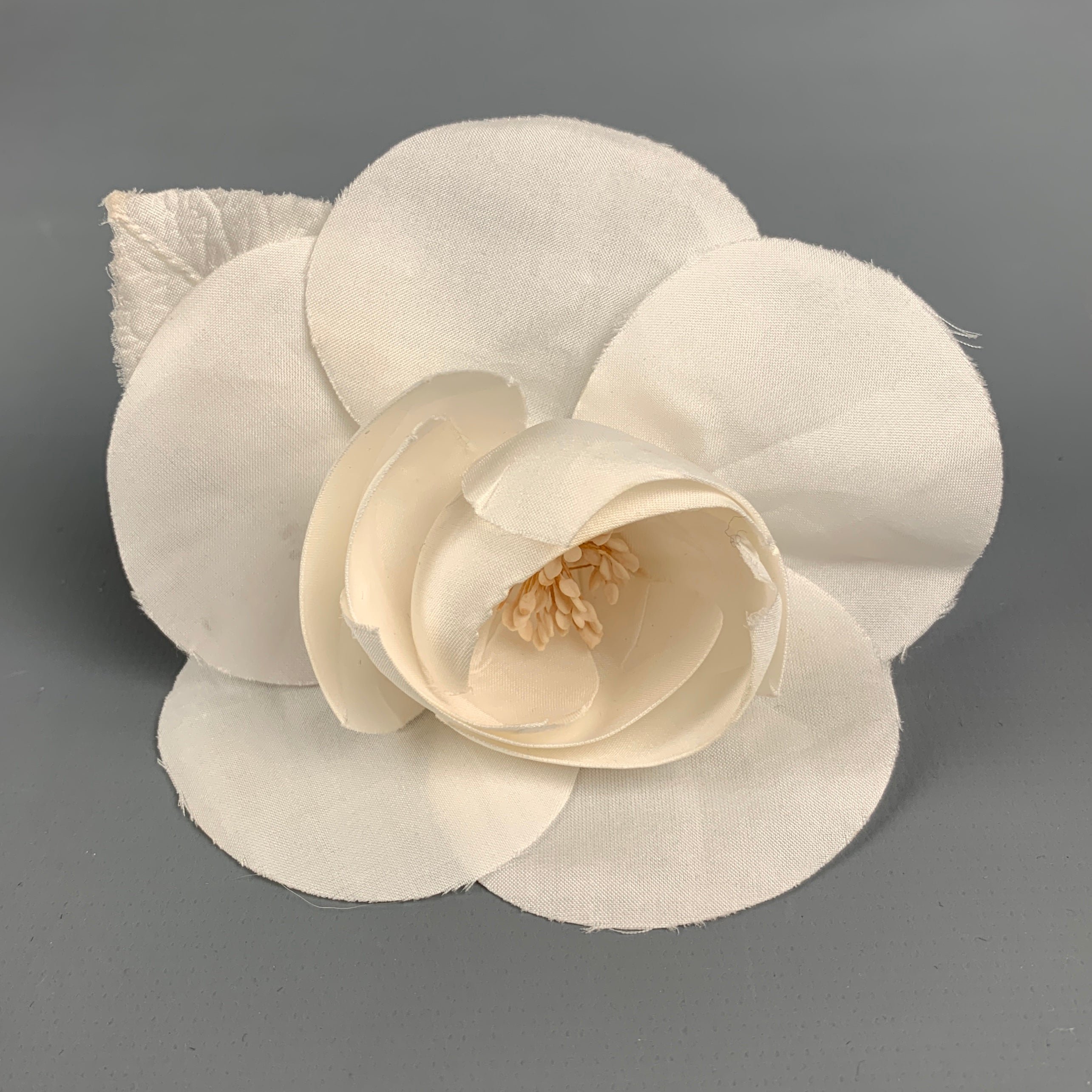 CHANEL White Silk Camelia Flower Brooch – Sui Generis Designer