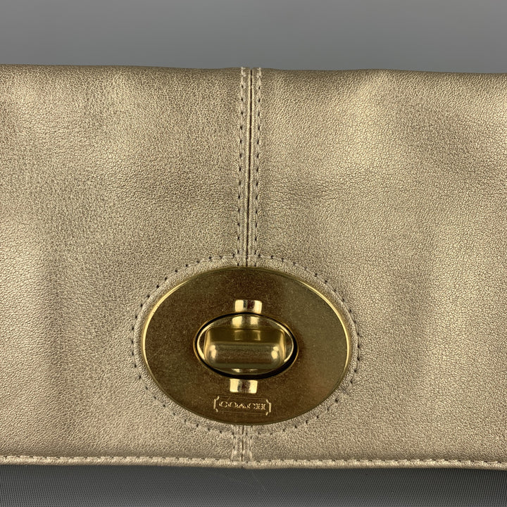COACH Bolso clutch de cuero dorado