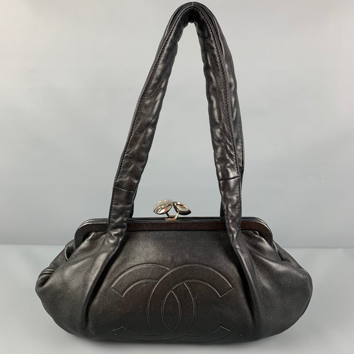 Bolso satchel con relieve CC de cuero negro CHANEL