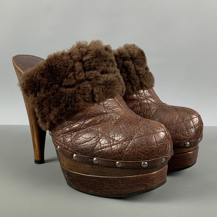 CHRISTIAN DIOR Taille 8 Escarpins sabots en cuir gaufré en peau de mouton marron