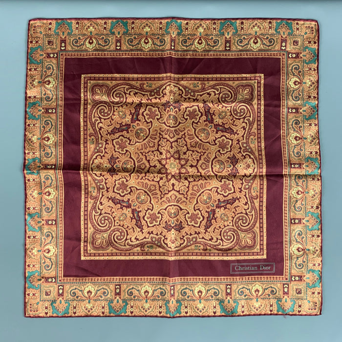 CHRISTIAN DIOR Pochette de costume motif cachemire doré bordeaux