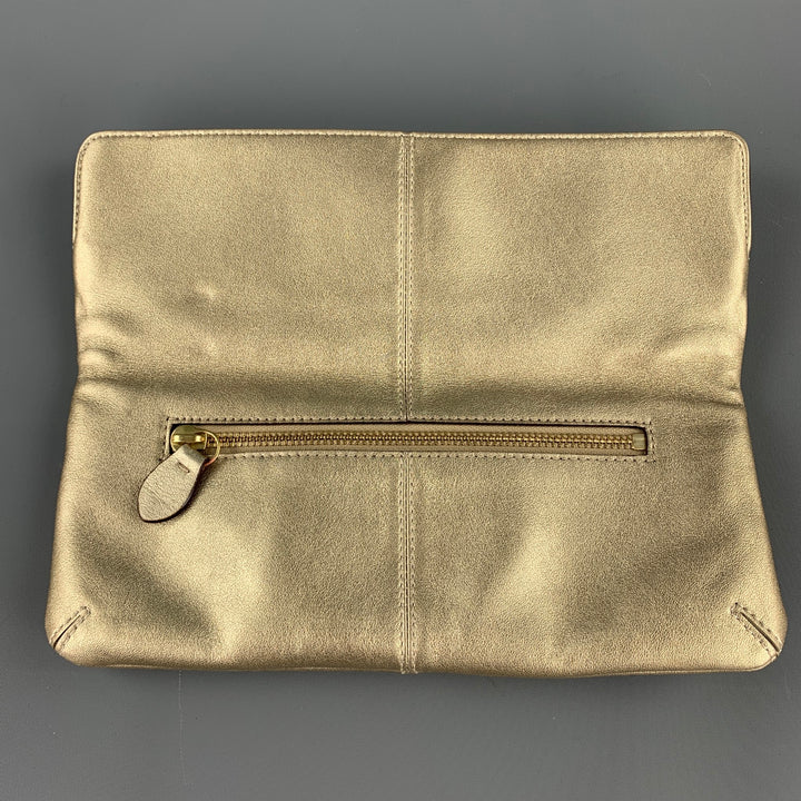 COACH Bolso clutch de cuero dorado