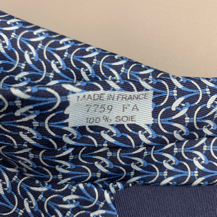 HERMES 7759 FA Cravate en soie imprimée bleu marine et bleu