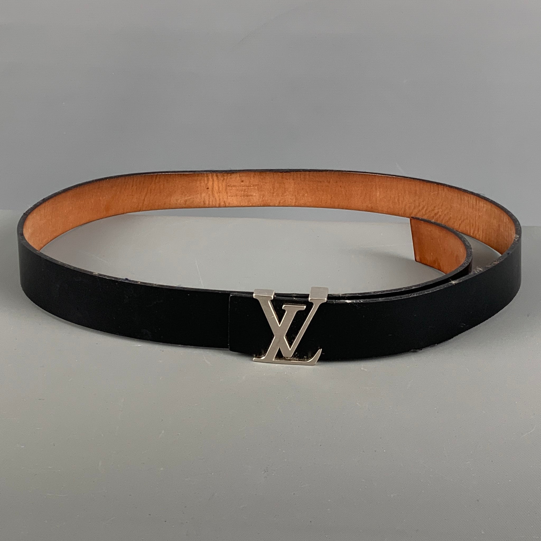 LOUIS VUITTON Size 36 Black Solid Leather Belt – Sui Generis