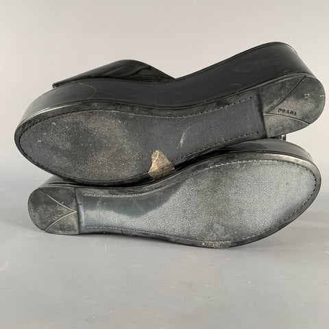 Sandales à plateforme Prada en cuir verni noir, taille 9.5