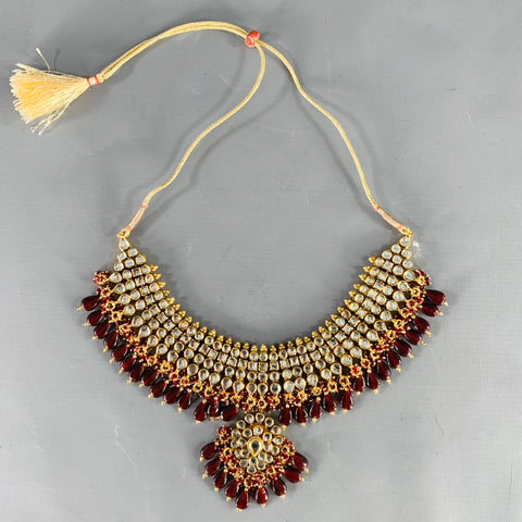 Collier ras-du-cou en métal doré et bordeaux VINTAGE