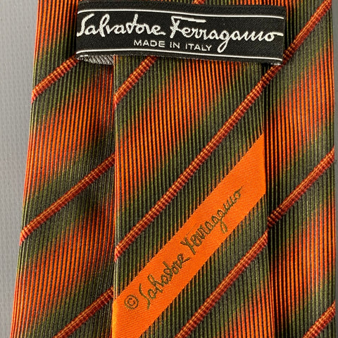 Cravate Salvatore Ferragamo en twill de soie à rayures diagonales, motif briques vertes