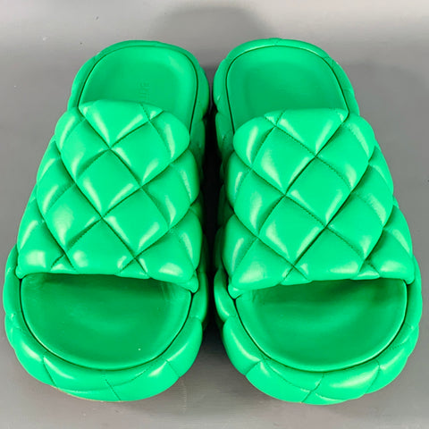 BOTTEGA VENETA Sandales à enfiler en cuir d'agneau matelassé vert, taille 7