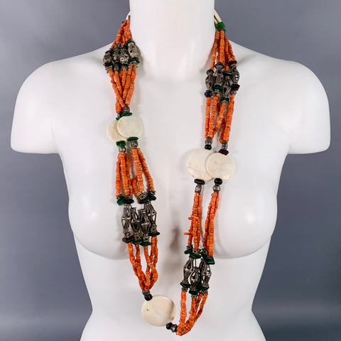 Collier vintage en métal orné de perles multicolores