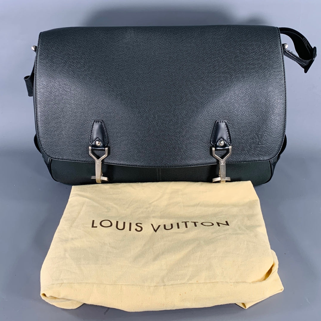 LOUIS VUITTON -Taiga Dersou- Black Dark Green Nylon Leather Messenger Bag