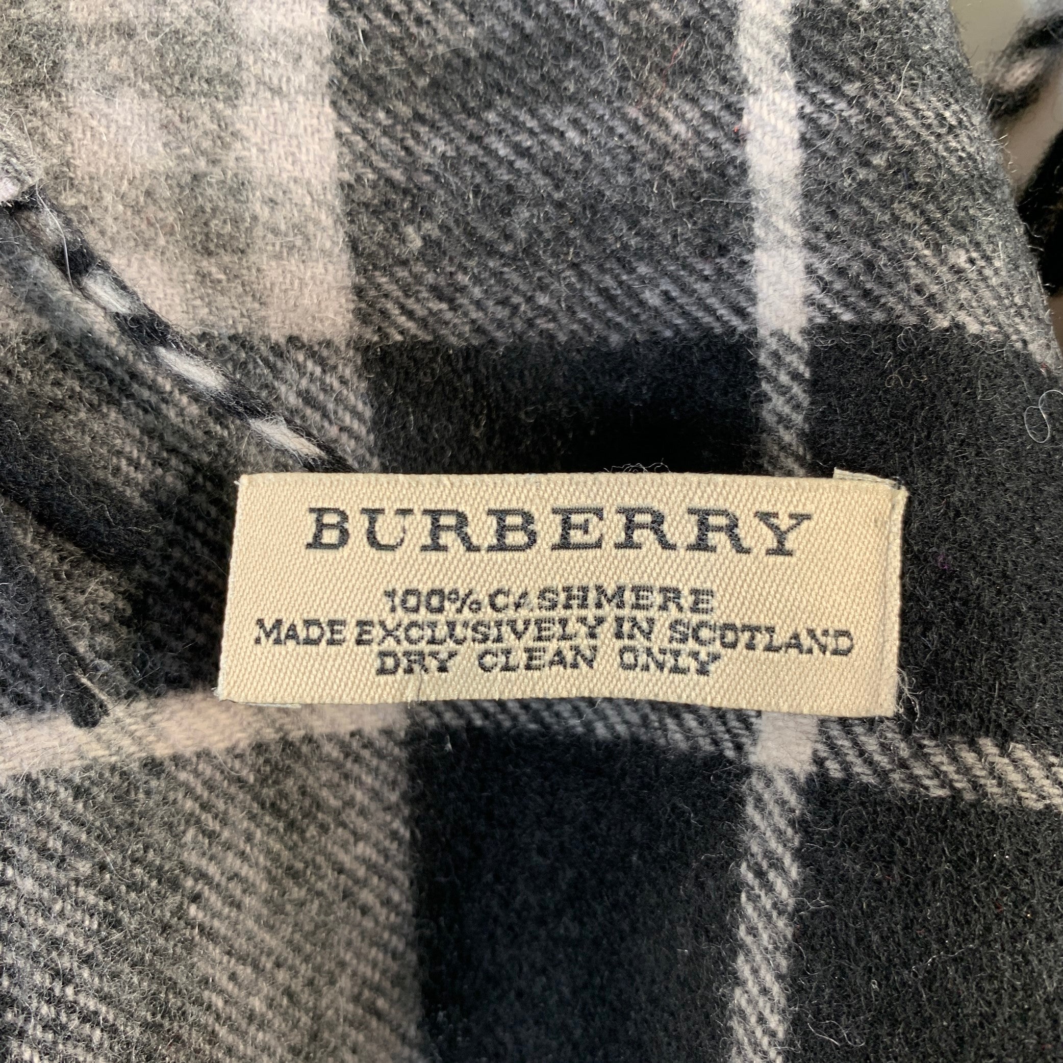 BURBERRY Black Grey Plaid Cashmere Fringe Trim Scarf – Sui Generis
