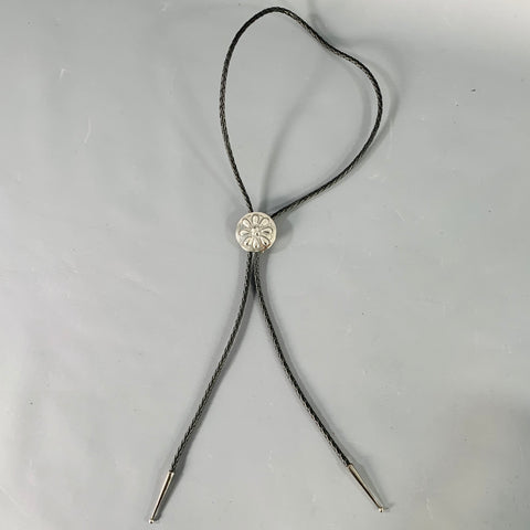 Cravate bolo VINTAGE en cuir noir, argent et fleur métallique
