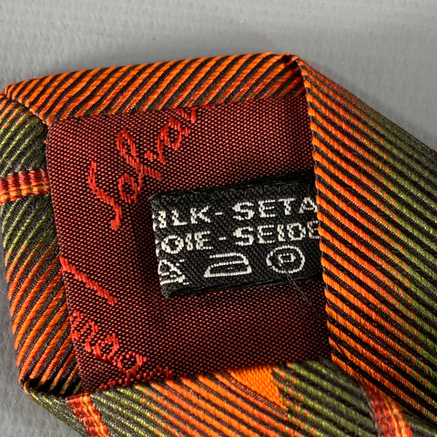 Cravate Salvatore Ferragamo en twill de soie à rayures diagonales, motif briques vertes