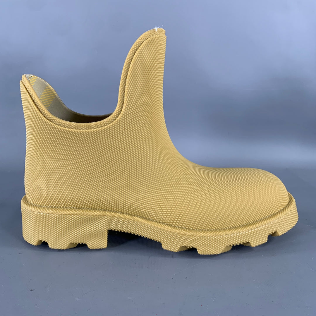 BURBERRY Size 10 Camel Pebble Grain Rubber Ankle Boots