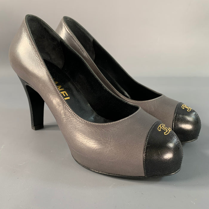 Escarpins CHANEL en cuir gris et noir à bout rapporté, taille 6