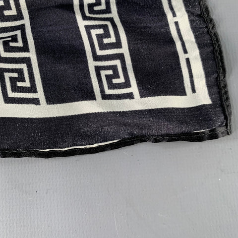 Pochette de costume VINTAGE en soie Grèca noire et blanche