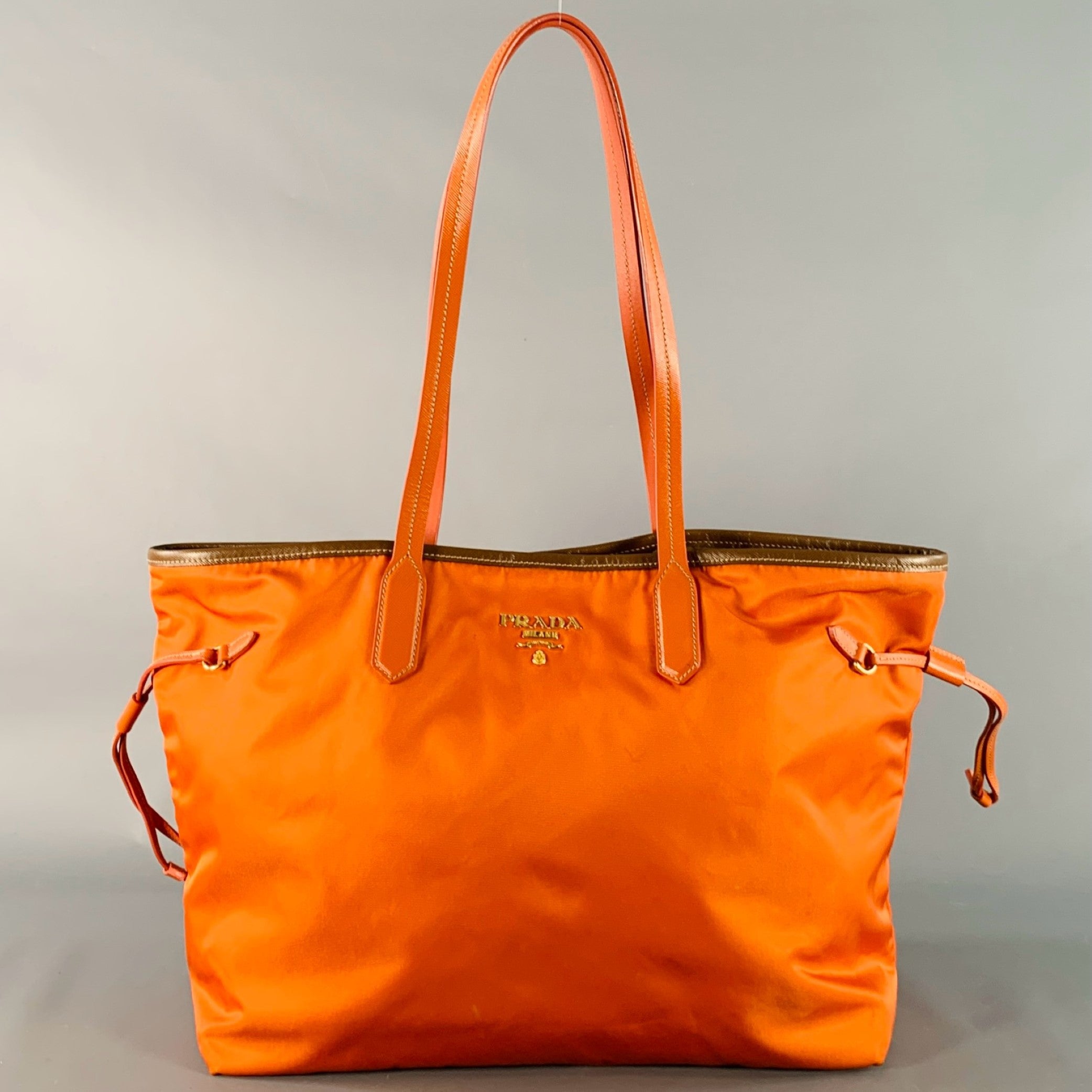 ゆ*ゆ様 PRADA オレンジ ナイロンドローストリングバッグ PRADA Orange Gold Saffiano Nylon Leather Trim Tote Handbag – Sui