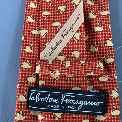 Cravate en soie SALVATORE FERRAGAMO motifs cygnes jaune bordeaux
