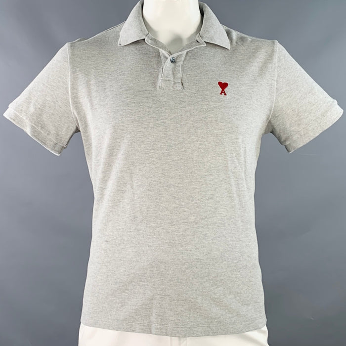Polo demi-boutonné AMI en gris avec logo rouge, taille L
