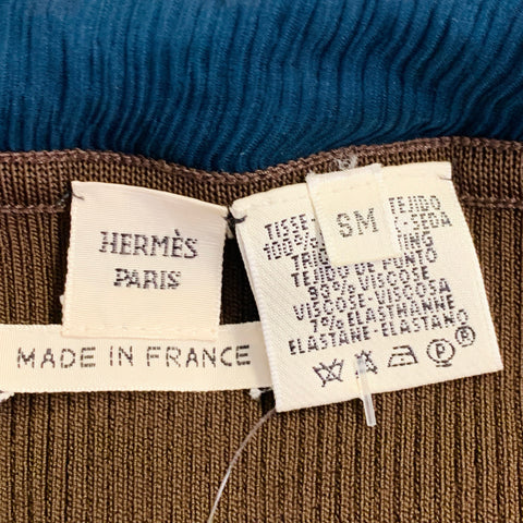 Haut en soie façon robe dos nu HERMÈS, taille S/M, en mélange de viscose marron et cobalt