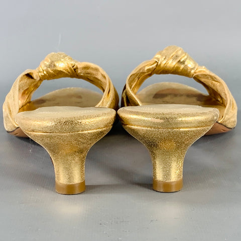 MARI GIUDICELLI Escarpins Jeanne en cuir métallisé doré à nœuds, talon chaton, taille 8