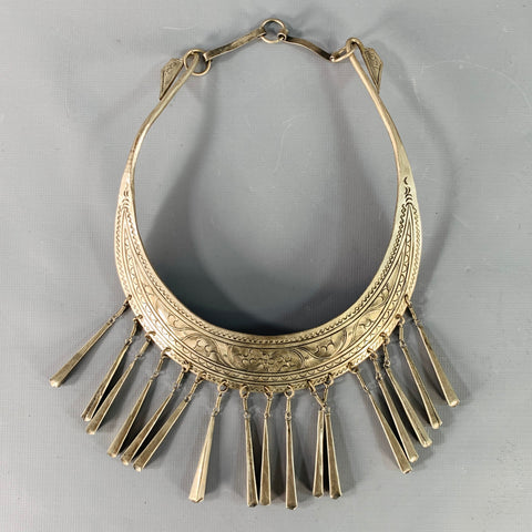 Collier en métal argenté estampé fleuri VINTAGE