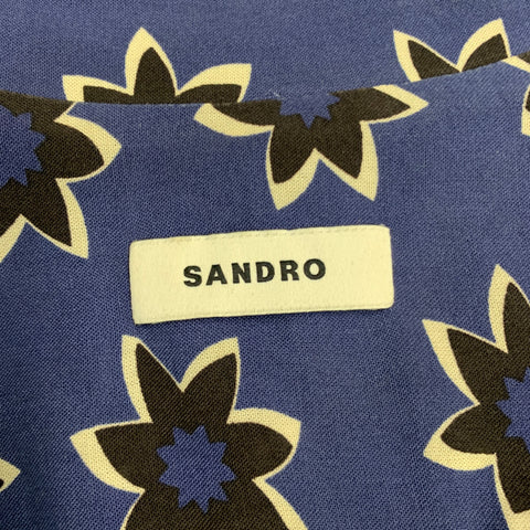 Chemise Sandro taille M, bleue, à motifs floraux abstraits, en viscose, à manches courtes