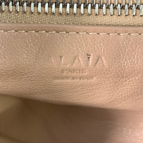 Sac à main ALAIA en cuir verni embossé marron avec anses et bandoulière