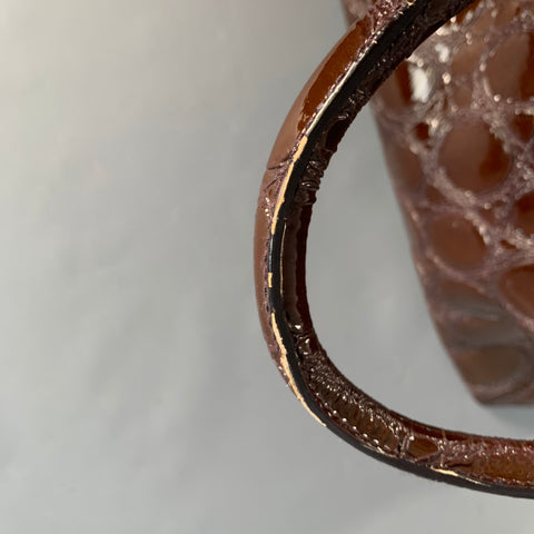 Sac à main ALAIA en cuir verni embossé marron avec anses et bandoulière