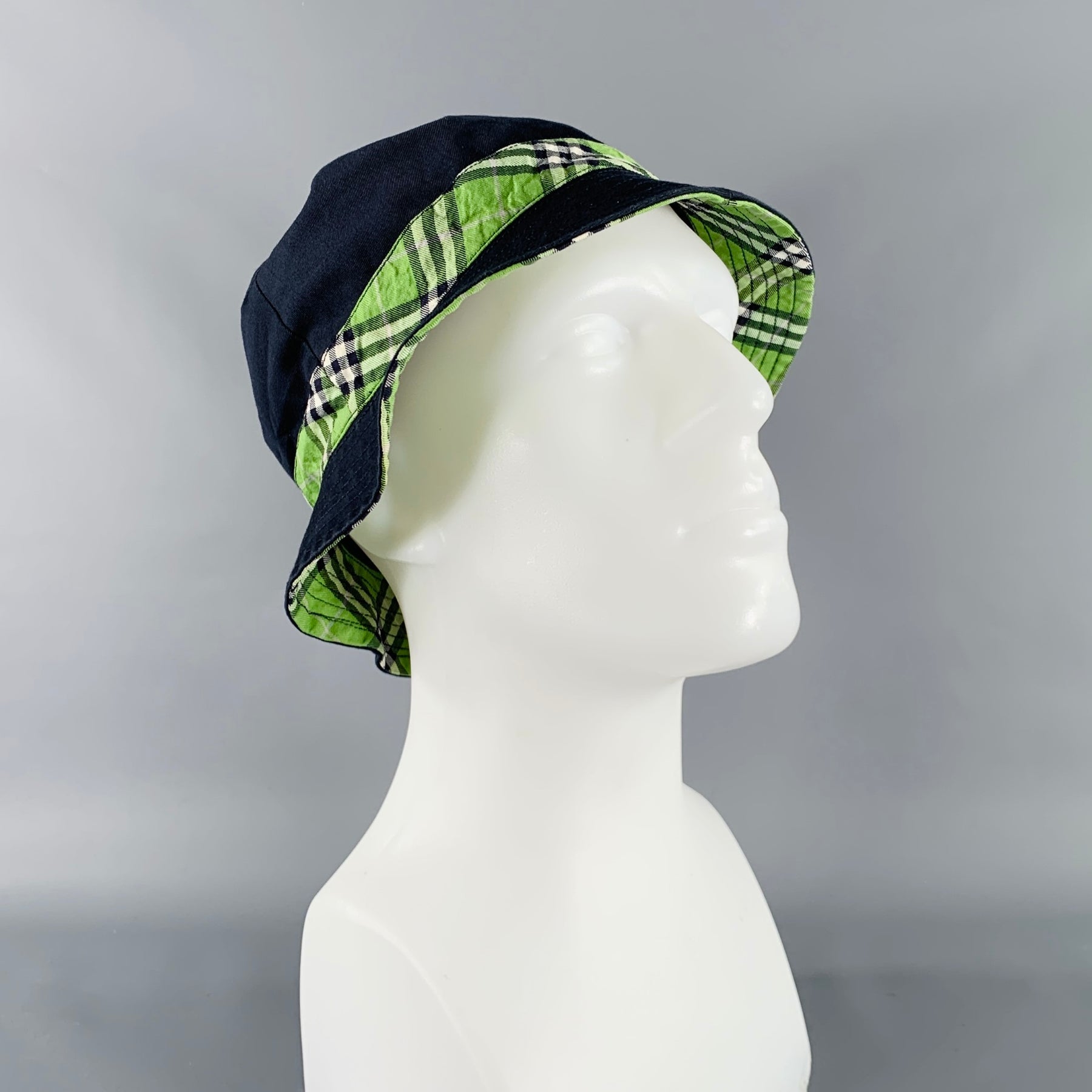 Authentic Burberry Plaid Navy Bucket Hat BURBERRY Green Navy Plaid Canvas Reversible Bucket Hat – Sui  main image 3