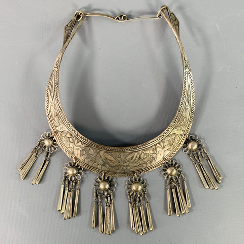 Collier PAPILLON FLEURS en Métal Argenté Repoussé VINTAGE