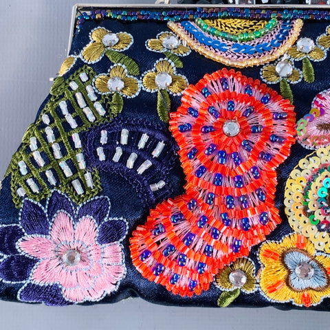 Pochette Vintage en satin ornée de perles et de sequins motifs fleurs Bleu marine et Rose