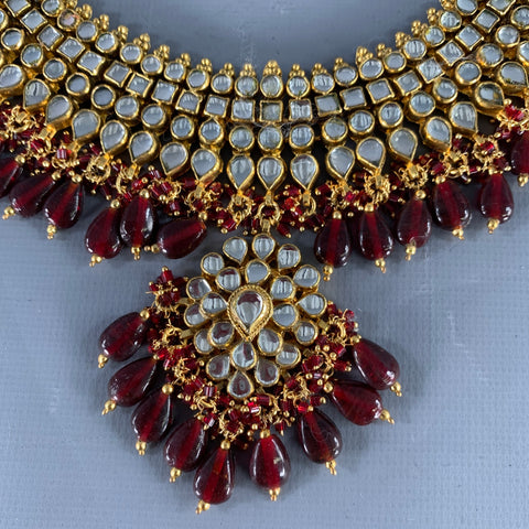 Collier ras-du-cou en métal doré et bordeaux VINTAGE