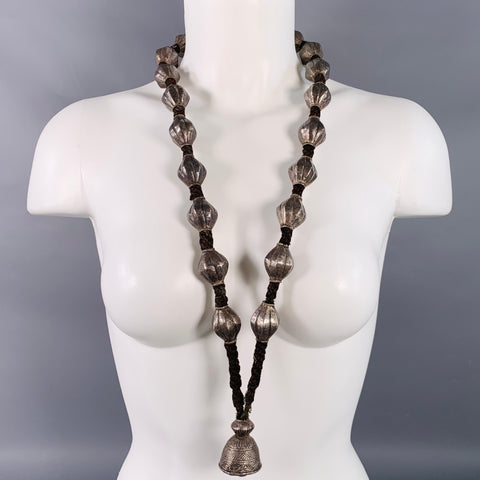 Collier pendentif vintage marron et argent avec perles en métal épaisses