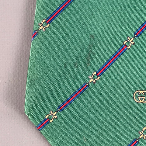 Cravate en soie rayée en diagonale à mors de cheval rouge vert vintage GUCCI