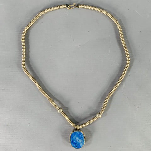 Collier avec pendentif ovale vintage en métal perlé argenté et bleu