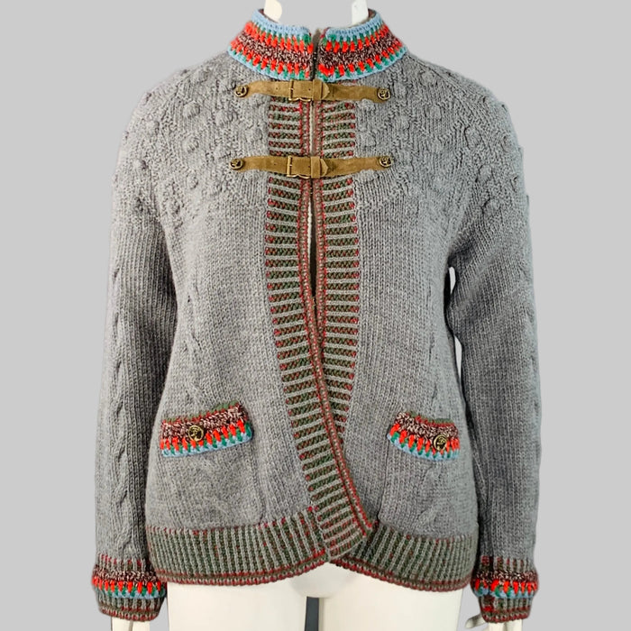 Veste en tricot torsadé de laine multicolore grise à pompons avec garniture en cuir CHANEL Pré-Collection Automne 2015 Taille 12