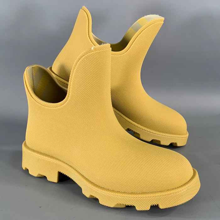 BURBERRY Size 10 Camel Pebble Grain Rubber Ankle Boots