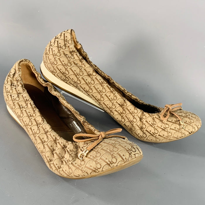 CHRISTIAN DIOR Ballerines à enfiler avec nœud en toile monogramme oblique marron clair Taille 9.5
