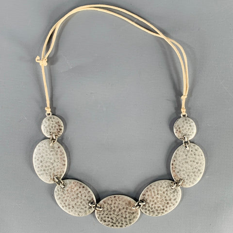 Collier vintage ovale en nacre, couleur argent et blanc